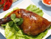 Gà quay giấy bạc thơm lừng, da giòn thịt ngọt mà lại đơn giản vô cùng Gà quay giấy bạc thơm lừng, da giòn thịt ngọt mà lại đơn giản vô cùng