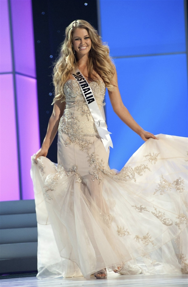 Scherri-Lee Biggs (Hoa hậu Úc 2011, top 16 cuộc thi Hoa hậu Hoàn vũ 2011) là Miss Grand Slam khu vực châu Đại dương
