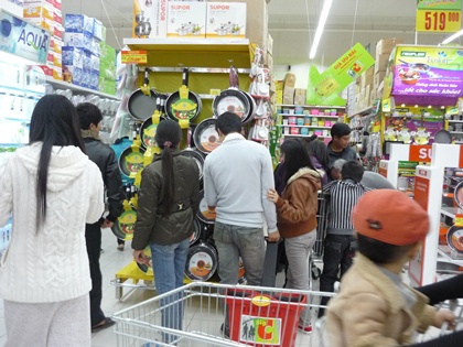 Chùm ảnh: Nghẹt thở vì chen chân sắm Tết ở siêu thị