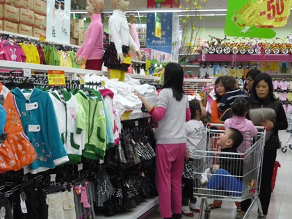 Chùm ảnh: Nghẹt thở vì chen chân sắm Tết ở siêu thị