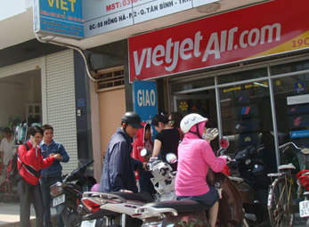 Hàng chục người tụ tập đòi vé máy bay