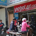 Hàng chục người tụ tập đòi vé máy bay
