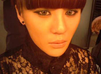 Hotboy Junsu (JYJ) gây choáng với áo ren xuyên thấu