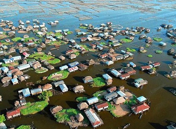 Ngôi làng trên hồ độc đáo ở Châu Phi