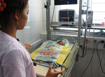 Sản phụ 17 tuổi sinh non, 3 bé gái nguy kịch