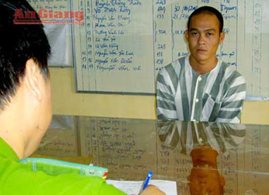 Cán bộ Công an đang làm việc với Phạm Tấn Hiếu