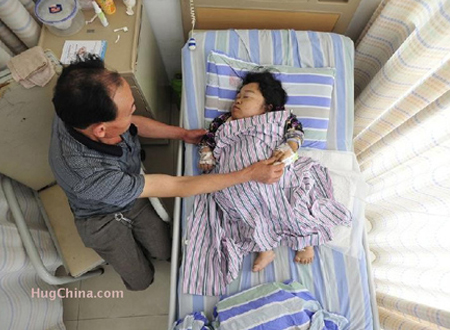 Ông Deng Xinglu chăm sóc cho cô vợ nhỏ bé có chiều cao chỉ bằng đứa trẻ 1 tuổi của mình tại bệnh viện. (Ảnh: HugChina)