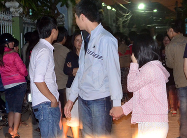 Việc Bình khống chế 4 sinh viên làm con tin sau khi cướp