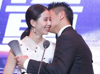 Cặp đôi 'Bộ bộ kinh tâm' Ngô Kỳ Long hôn Lưu Thi Thi trước mặt công chúng