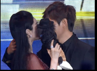 Phạm Băng Băng hôn Lee Min Ho tại lễ trao giải Baidu
