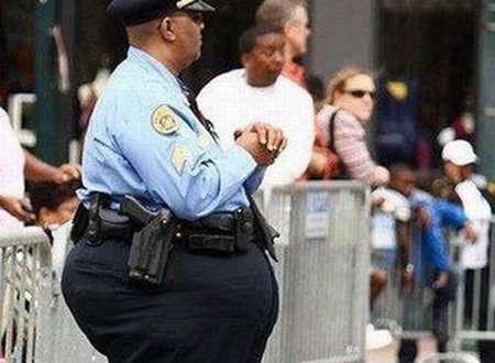Chú cảnh sát bụng béo thế này làm sao có thể bắt cướp? 