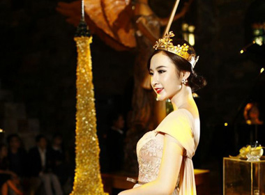 Angela Phương Trinh đội vương miện vàng tới dự đêm hội hóa trang. 