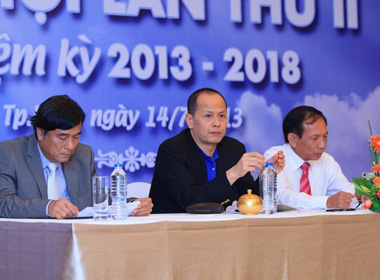 Ông Nguyễn Quang Minh (áo xanh, giữa).