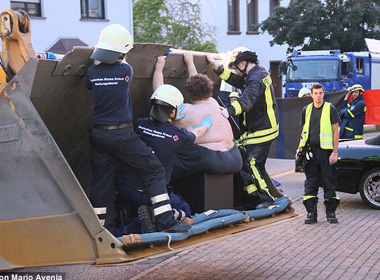 Anh Michael Lehberger được đưa ra ngoài bằng máy xúc an toàn.