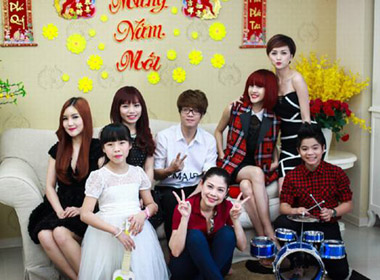 Hương Tràm, Bùi Anh Tuấn, nhóm Bee T, Thảo My, Quang Anh, Võ Thị Thu Hà cùng ca sĩ Thanh Thảo tại địa điểm quay 'Xuân rạng ngời'