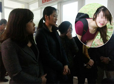 Gia đình nạn nhân mong ngóng ở cửa phòng hồi sức bệnh viện Xanh-Pôn