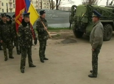 Quân nhân Ukraine mang quốc kỳ và cờ Liên bang Xô viết. Ukraine và Nga đều là các thành viên của Liên bang trước đây, tách ra năm 1991. 