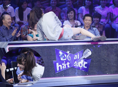 Hương Giang Idol “nằm dài” trên bàn giám khảo Đố ai hát được