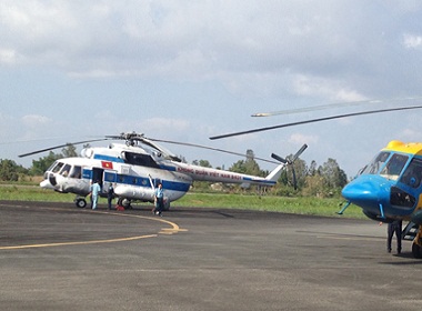 Mở rộng tìm kiếm máy bay Malaysia mất tích: Trực thăng 8431 vừa được tăng cường tới sân bay Cà Mau. Ảnh: Duy Khang.