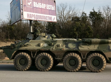 Xe quân sự, có thể của quân đội Nga, di chuyển ở Sevastopol - Ảnh: Reuters