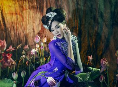 Kim Dung quyến rũ trong tà áo dài truyền thống.