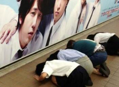 Các cô gái khấu đầu trước thần tượng