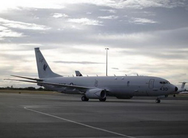 Một chiếc máy bay trinh sát P-8 Poseidon đậu tại sân bay quốc tế Perth, miền tây nước Úc - Ảnh: Reuters