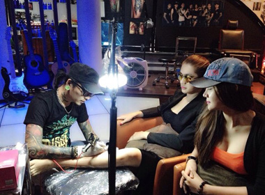 Lâm Chi Khanh chia sẻ hình ảnh tại một phòng xăm