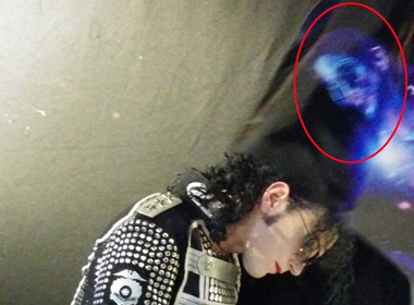 Hồn ma Michael Jackson trong tấm ảnh ma quái mà cậu bé Reece Savva chụp được?