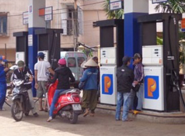 Xăng dầu có giá 'cắt cổ' vì cõng gần 1/2 tiền thuế, phí