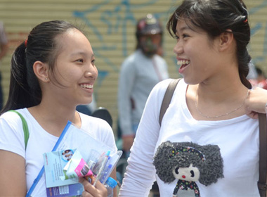 Thí sinh vui vẻ sau khi hoàn tất bài thi môn cuối cùng