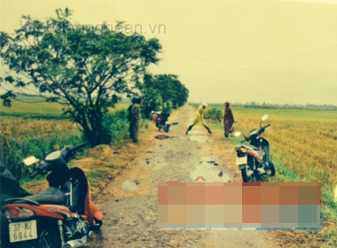 Lần đầu xem mặt bạn chát, cô gái chịu nhục nhã giữa cánh đồng