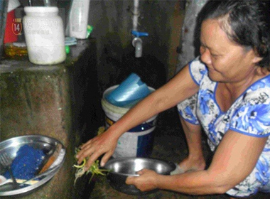 [Image: nguoi-dan-lay-nuoc-tu-nghia-dia-nau-an-28.jpg]