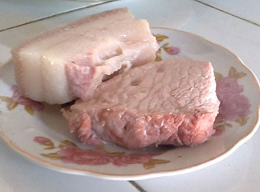 Luộc thịt mãi không chín. Dùng “nước sạch” của nhà máy để luộc thịt thì thấy miếng thịt có màu hồng.