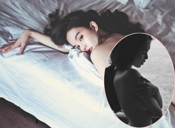 Ngọc Trinh khoe thân trần táo bạo trong bộ ảnh mới