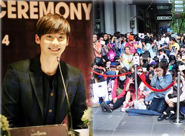 Lee Jong Suk đến Việt Nam: Fan Việt xô đẩy, phá hàng rào để chạm người thần tượng