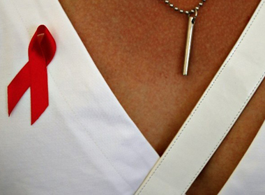 Chiến dịch sờ vòng 1 quyên tiền ủng hộ quỹ chống AIDS