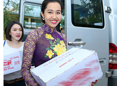 Hoa hậu Mỹ Xuân bưng bê hàng từ thiện