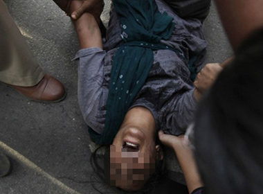 Thiếu nữ bị hiếp dâm tập thể trước mặt cả làng vì dám yêu 'trai làng bên'