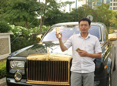 Đại gia bí ẩn sở hữu Iphone và Rolls Royce vàng