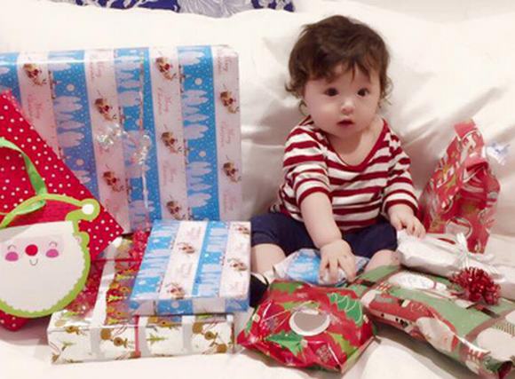 Con gái Elly Trần 'vất vả' bóc quà Noel vô cùng đáng yêu