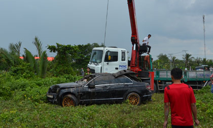 Hé lộ nguyên nhân cái chết của 3 nạn nhân trong vụ xe Mercedes lao xuống rạch Hé lộ nguyên nhân cái chết của 3 nạn nhân trong vụ xe Mercedes lao xuống rạch