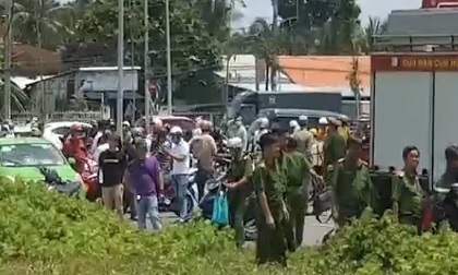 Người nhà báo 3 người mất tích, hôm sau thấy xe 4 chỗ chìm dưới kênh Người nhà báo 3 người mất tích, hôm sau thấy xe 4 chỗ chìm dưới kênh