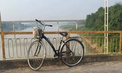 Xe đạp trên cầu, thi thể cô gái 22 tuổi vừa tốt nghiệp đại học dưới sông Xe đạp trên cầu, thi thể cô gái 22 tuổi vừa tốt nghiệp đại học dưới sông