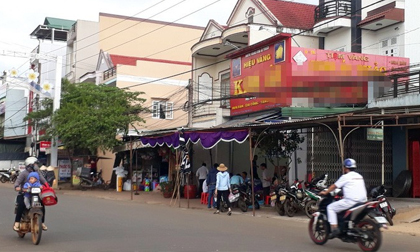 Con chủ tiệm vàng chết trong tư thế trùm túi ni-lon trên đầu, quấn băng keo ở cồ Con chủ tiệm vàng chết trong tư thế trùm túi ni-lon trên đầu, quấn băng keo ở cồ