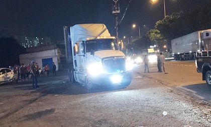 Nằm trên lề đường ở TP.HCM, nam thanh niên bị xe container cán tử vong Nằm trên lề đường ở TP.HCM, nam thanh niên bị xe container cán tử vong