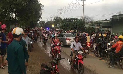 Hàng trăm người dân đổ ra đường xem tai nạn liên hoàn 3 người thương vong Hàng trăm người dân đổ ra đường xem tai nạn liên hoàn 3 người thương vong