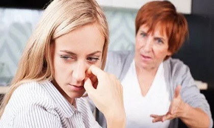 Hận mẹ chồng hành hạ khi ở cữ, nàng dâu 'trả đũa' mẹ chồng Hận mẹ chồng hành hạ khi ở cữ, nàng dâu 'trả đũa' mẹ chồng