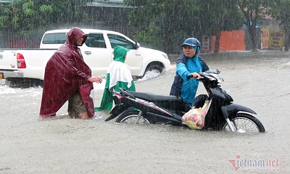 Dự báo thời tiết 17/10, miền Trung mưa to, nguy cơ ngập lụt nhiều nơi Dự báo thời tiết 17/10, miền Trung mưa to, nguy cơ ngập lụt nhiều nơi
