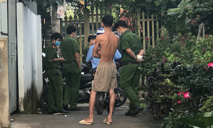 Thi thể người đàn ông bị vứt trước nhà dân, đầu có vết thương xuyên thấu Thi thể người đàn ông bị vứt trước nhà dân, đầu có vết thương xuyên thấu